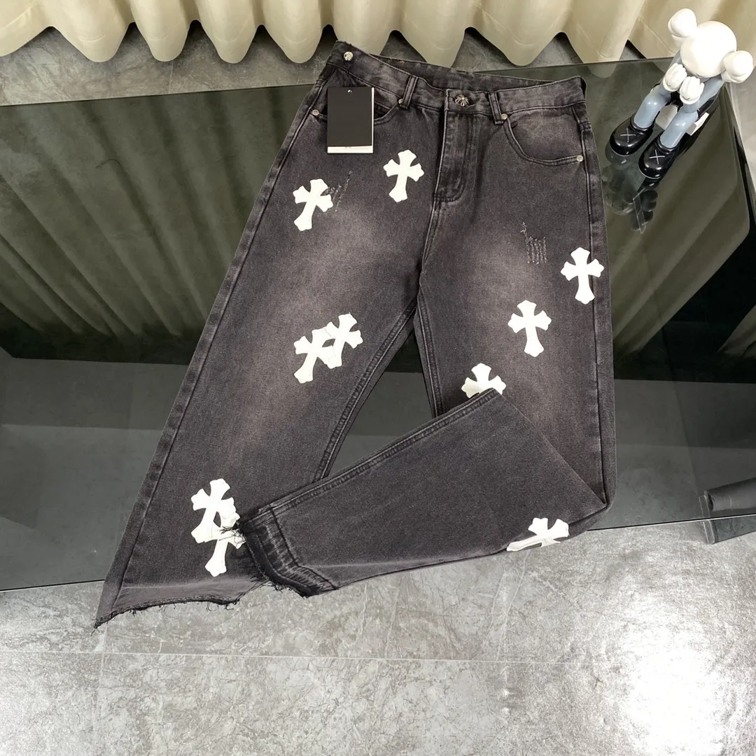 🅿️250 Correct version Chroe Hets CH black pink leather jeans, counter price 4W level, patchwork cross pattern embellishment, women's high-waisted washed jeans! ! Absolutely high-end luxury products, 1.9W level god-level single products, super popular products, built with top heavy industry, a magic weapon that cannot be missed [About Zangyin] This is an extremely luxurious fashion brand that can also be called the aristocrats of the high street. It has always been an exclusive brand for some hipsters or rich second generations. Compared with ordinary high streets, it is more luxurious and noble. Compared with luxury brands, it has a more fashionable personality and has always been a brand that I have a special liking for. A6632 [Top heavy industry fashionable design] Consistently high-street luxury style creation. Speaking of this style, the Zangyin family and GU family are definitely the leading representative brands. Especially the Zangyin family has really achieved a state-of-the-art effect in creating high-street style. The color system of this model is made of unique washed materials. It is already quite eye-catching. It is decorated with pink patchwork cross flowers, which cleverly highlights the charm of the brand. Secondly, this model uses classic The classic high-waist cutting design highlights the long legs and the fashionable temperament of the upper body. The brand is highly recognizable and the slim fit configuration is more suitable for daily wear. This product is a product that interprets personality, fashion, and specifications at a glance. This single product is enough to make any fan excited. It can be a white T-shirt for youthful preppy style, or a tight sling for royal lady style. It has strong matching ability and can be easily controlled by men.  [Material and craftsmanship] Needless to say, this point goes without saying. As an excellent craftsman brand, Zangyin has really perfect requirements for details and craftsmanship. The washed color of this model has gone through so many processes, not to mention the embellishment of the denim appliqués. It is also purely handmade and sewn. Just like what they believe in, only handmade things have soul and have the meaning of wear. A top-notch heavy-duty fashionable denim item, I look forward to your perfect interpretation! ! 28-34 corresponds to S-XL
